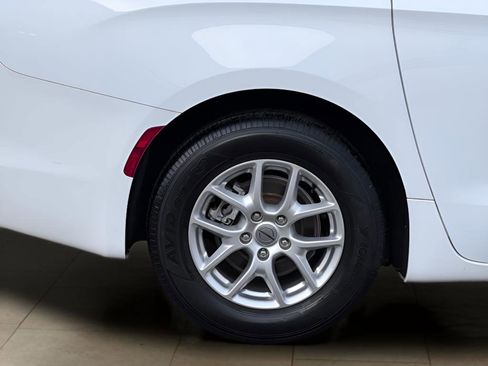 Used 2023 Chrysler Voyager LX image 43