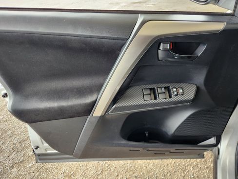 Used 2015 Toyota RAV4 LE AWD/4WD image 9