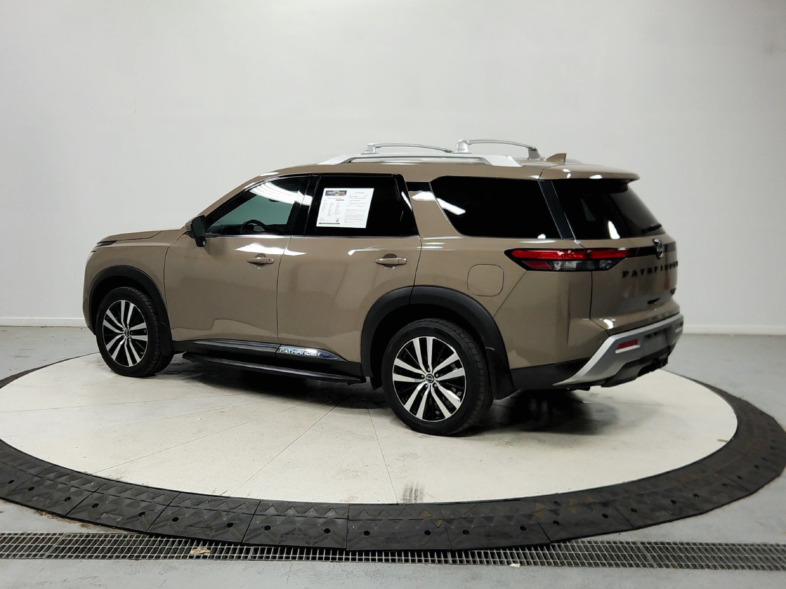 Used 2023 Nissan Pathfinder Platinum w/ Cargo Package AWD/4WD image 6
