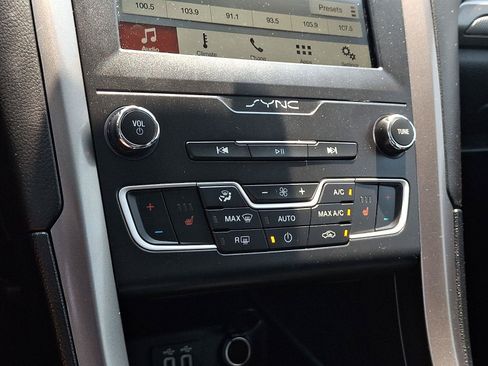 Used 2019 Ford Fusion SE AWD/4WD image 16