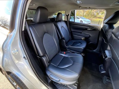 Certified 2025 Toyota Highlander XLE image 19