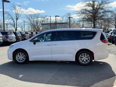 Certified 2025 Chrysler Pacifica Select image 10