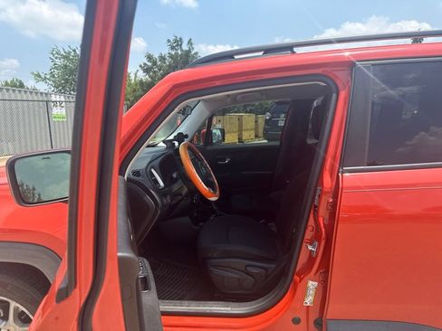 Used 2017 Jeep Renegade Latitude FWD image 11