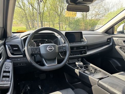 Certified 2025 Nissan Rogue SV FWD image 18