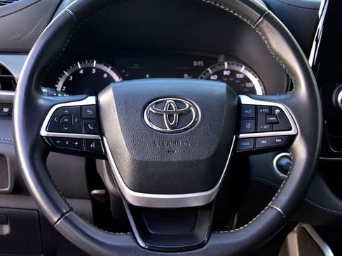 Used 2024 Toyota Highlander LE image 19