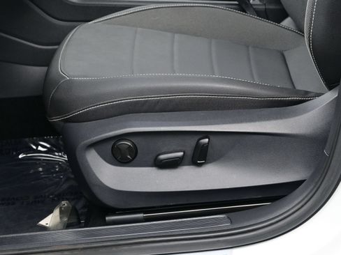 Used 2023 Volkswagen Taos SE w/ Panoramic Sunroof Package AWD/4WD image 11