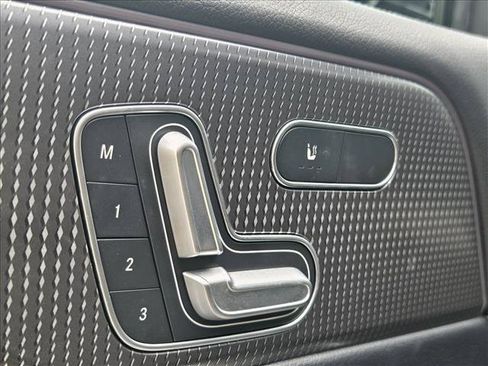 Used 2021 Mercedes-Benz GLB 250 image 12