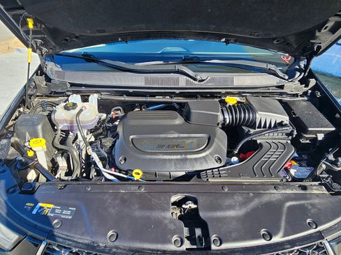 Used 2024 Chrysler Pacifica Touring-L image 29