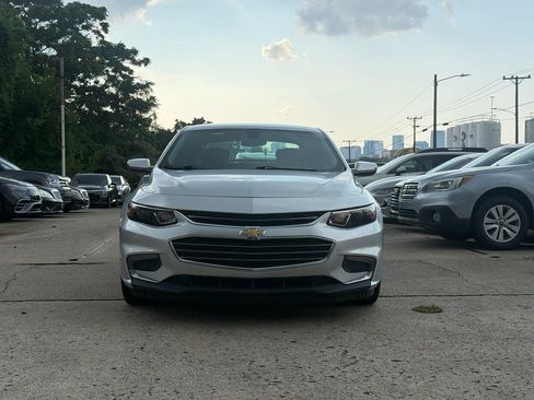 Used 2017 Chevrolet Malibu LT FWD image 3