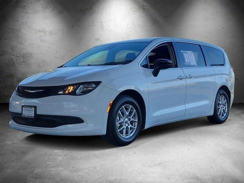 Used 2024 Chrysler Voyager LX image 5