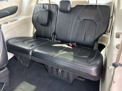 Used 2022 Chrysler Pacifica Touring-L FWD image 23