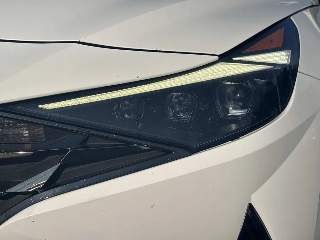 Used 2023 Hyundai Elantra Limited w/ Preferred Accessory Package FWD image 9