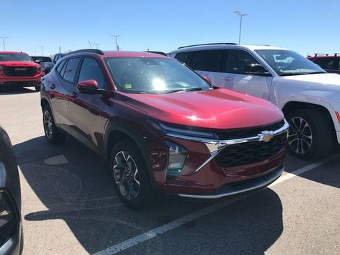 Used 2025 Chevrolet Trax LT image 11