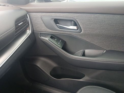 Used 2022 Nissan Rogue SV image 15