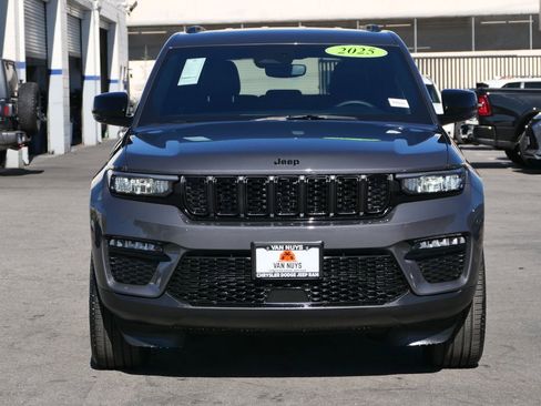 Used 2025 Jeep Grand Cherokee Limited w/ Black Appearance Package image 7