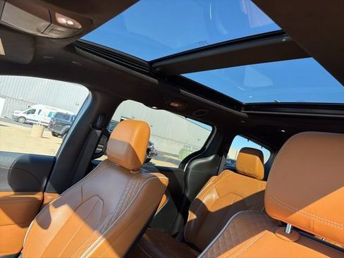 Used 2022 Chrysler Pacifica Pinnacle FWD image 17