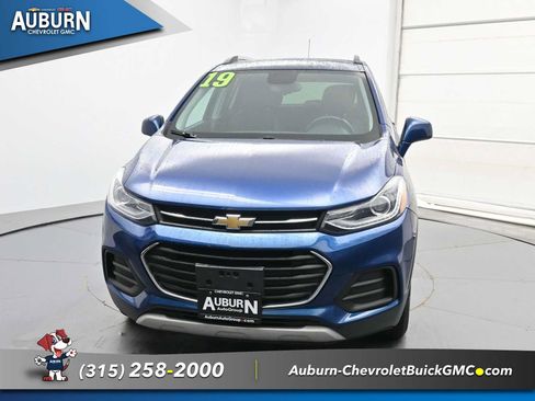 Used 2019 Chevrolet Trax LT w/ LT Convenience Package AWD/4WD image 3
