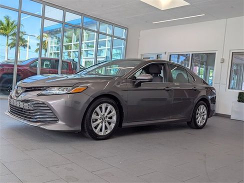 Used 2020 Toyota Camry LE image 3