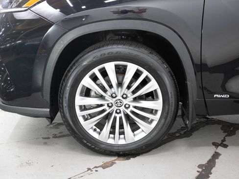 Used 2025 Toyota Highlander Platinum AWD/4WD image 30