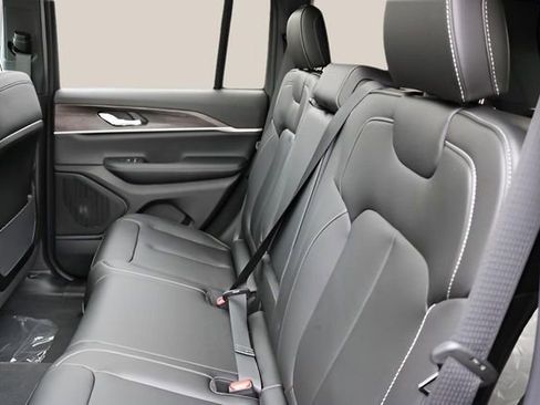 New 2025 Jeep Grand Cherokee Limited image 16