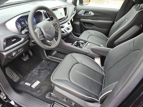 New 2026 Chrysler Pacifica Limited image 21