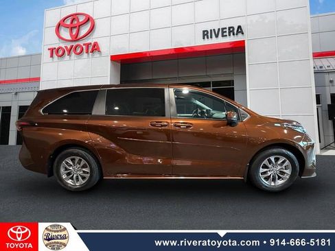 Used 2023 Toyota Sienna LE FWD image 4