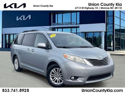 Used 2014 Toyota Sienna XLE image 1