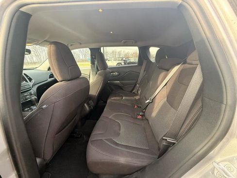 Used 2021 Jeep Cherokee Latitude w/ Safety Group image 11