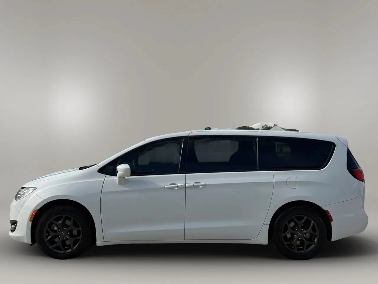 Used 2020 Chrysler Pacifica Touring w/ S Appearance Package FWD image 4