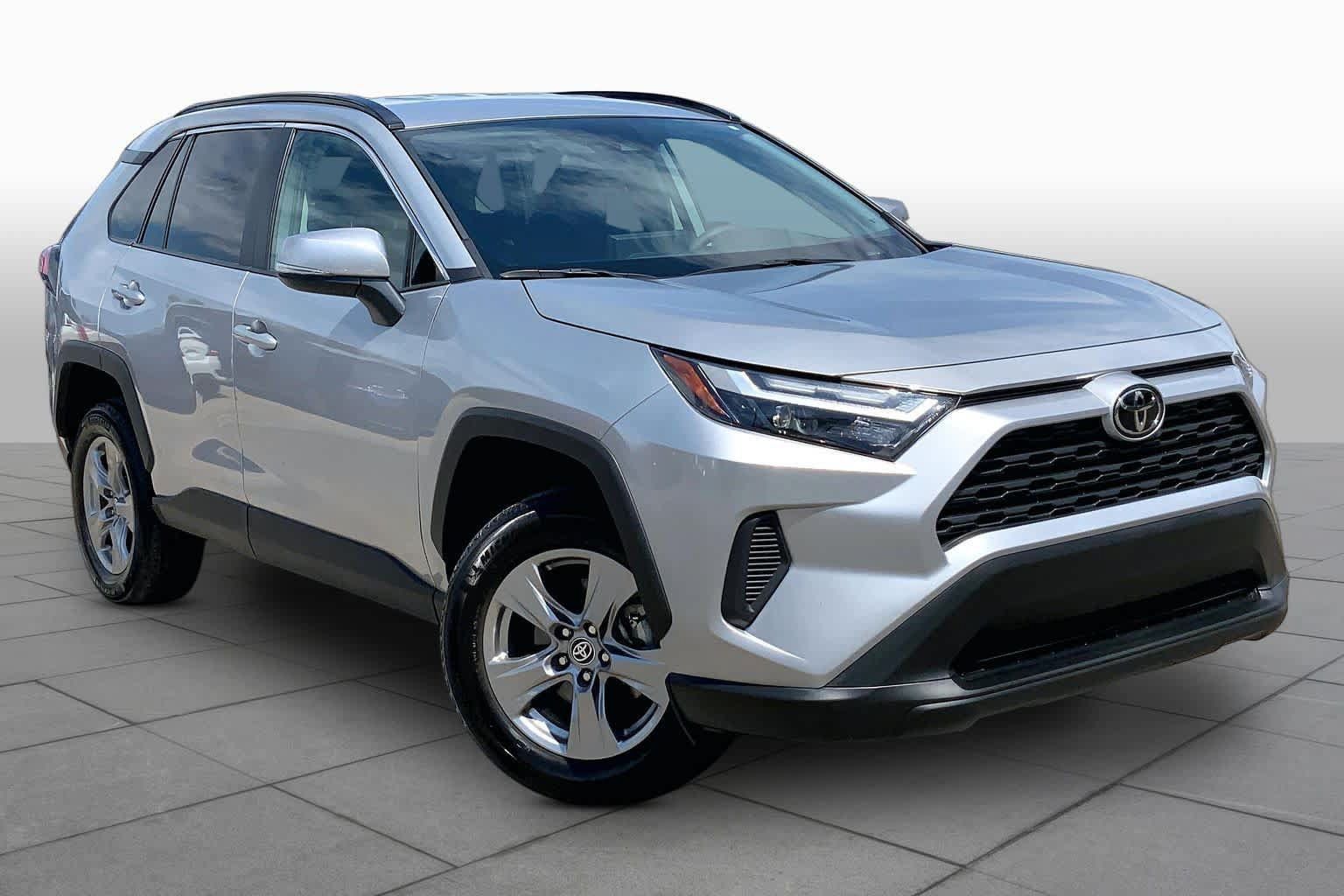 Used 2025 Toyota RAV4 XLE FWD image 3