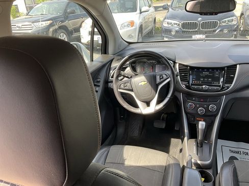 Used 2019 Chevrolet Trax LT w/ LT Convenience Package FWD image 18