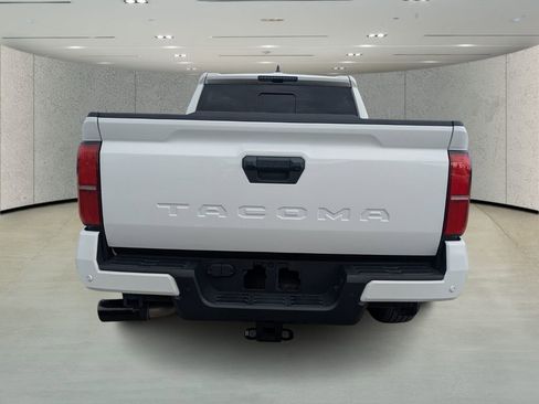 Used 2024 Toyota Tacoma TRD Sport w/ TRD Sport Upgrade Package image 4