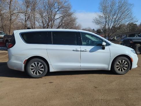 Used 2023 Chrysler Pacifica Touring-L image 7