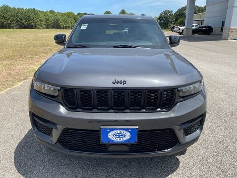 Used 2025 Jeep Grand Cherokee Altitude AWD/4WD image 10