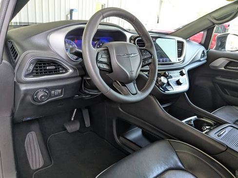 Used 2025 Chrysler Pacifica Limited FWD image 14