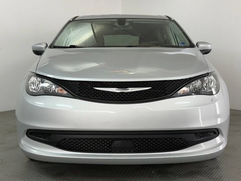 Used 2022 Chrysler Voyager LX FWD image 2