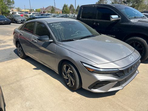 Used 2025 Hyundai Elantra Sport image 2