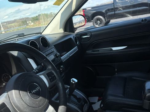 Used 2016 Jeep Compass Latitude image 3