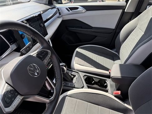 Used 2025 Volkswagen Taos SE image 9