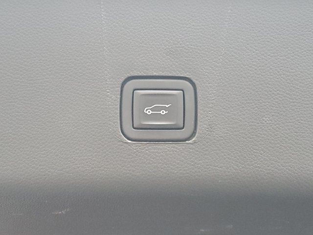 Used 2023 Chevrolet Traverse RS FWD image 9