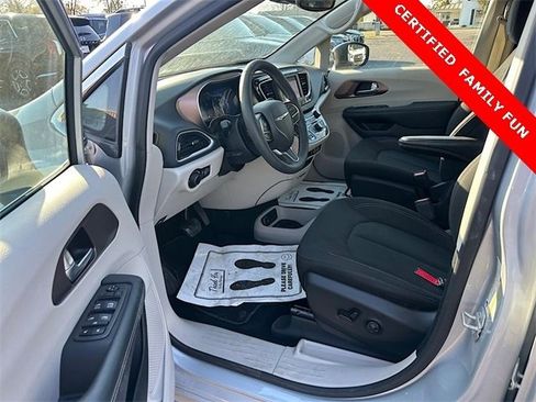 Used 2024 Chrysler Voyager LX image 10
