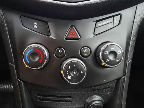 Used 2015 Chevrolet Trax LS AWD/4WD image 32