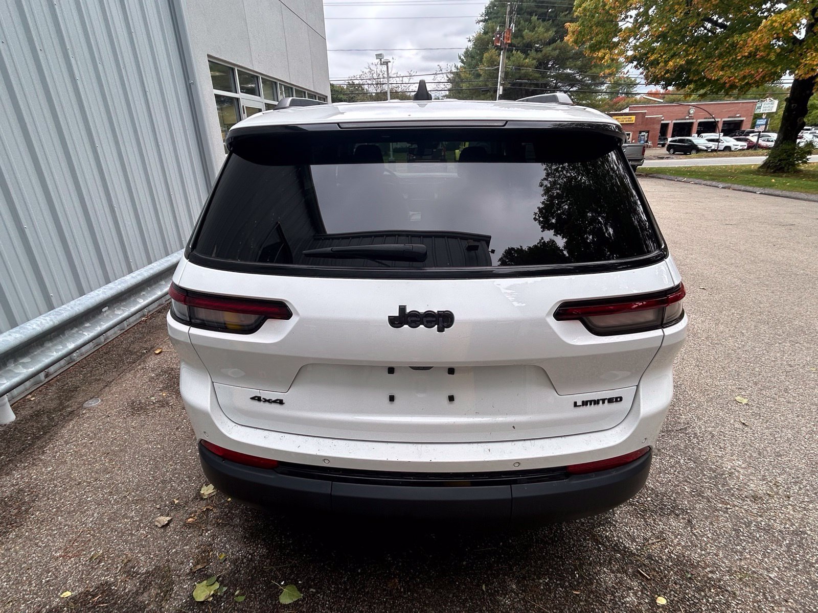 Used 2023 Jeep Grand Cherokee L Limited w/ Black Appearance Package AWD/4WD image 6