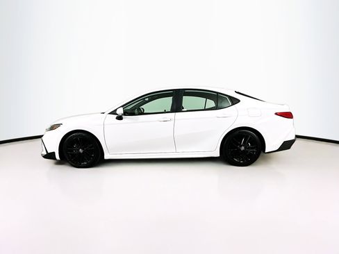 Used 2025 Toyota Camry SE image 4