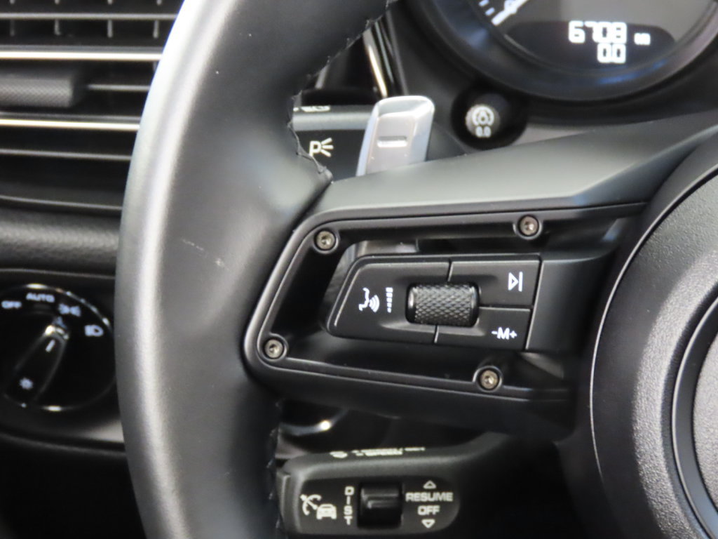 Certified 2025 Porsche Macan AWD/4WD image 20