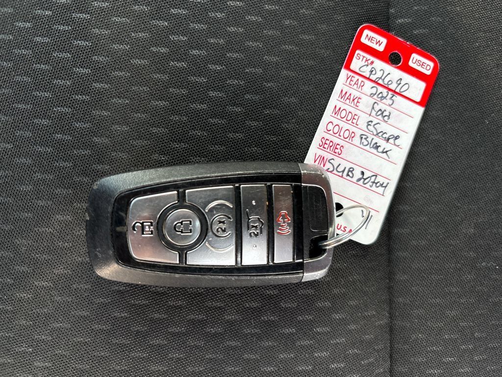 Used 2025 Ford Escape ST-Line Select AWD/4WD image 35