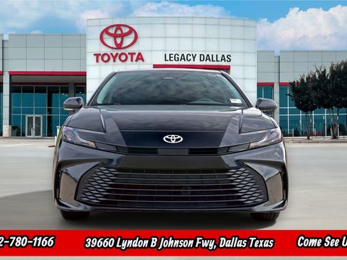 Used 2025 Toyota Camry LE FWD image 5