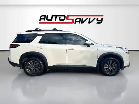 Used 2022 Nissan Pathfinder SV w/ SV Premium Package image 8