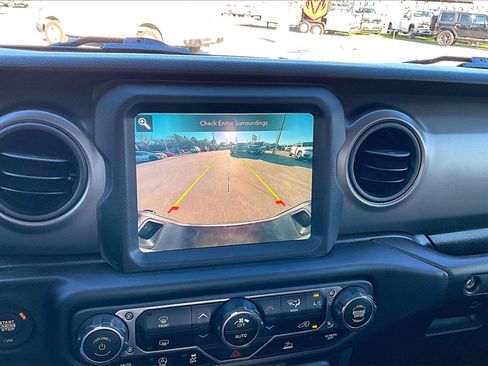 Used 2022 Jeep Gladiator Willys image 22