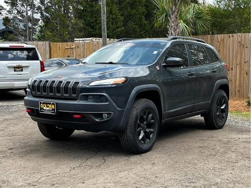 Used 2017 Jeep Cherokee Trailhawk w/ Comfort/Convenience Group AWD/4WD image 4